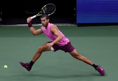 Carlos Alcaraz se ganó su paso a la final en un partido contra Novak Djokovic que, si bien estuvo algo igualado en sus dos primeros parciales, nunca me dio la más mínima sensación de que el desenlace pudiera ser otro.