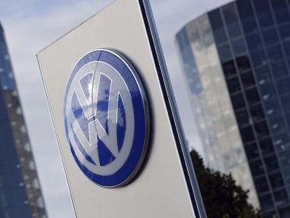 El logotipo de Volkswagen en Wolfsburgo (Alemania). EFE/Archivo
