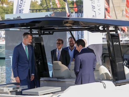 El Rey Felipe VI, a bordo del Spectre, en el Salón Náutico de Barcelona.