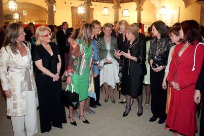 De izquierda a derecha, Trinidad Jiménez, María Teresa Costa, Carme Chacón, María Teresa Fernández de la Vega, Consuelo Rumí, Esperanza Aguirre, Michelle Bachelet, María Emilia Casas, Elena Espinosa y Cristina Narbona, en el palacio de El Pardo.