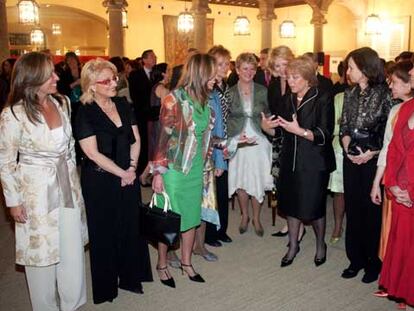 De izquierda a derecha, Trinidad Jiménez, María Teresa Costa, Carme Chacón, María Teresa Fernández de la Vega, Consuelo Rumí, Esperanza Aguirre, Michelle Bachelet, María Emilia Casas, Elena Espinosa y Cristina Narbona, en el palacio de El Pardo.