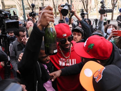 Chris Smalls (centro, con gafas negras) celebra la victoria acompañado de otros trabajadores de Amazon, este viernes en Nueva York.