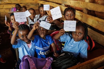 Varios niños enseñaban sus cartillas de vacunación durante una campaña contra el cólera en escuelas de la ciudad de Lichinga (provincia de Niassa, Mozambique). La iniciativa contra la enfermedad diarreica aguda y potencialmente mortal en este país africano, organizada entre febrero y marzo de 2023 por el Ministerio de Salud, Unicef y la OMS, inmunizó a más de 700.000 niños. Mozambique, como otros países africanos, sufre un brote de cólera agravado por las inundaciones y la escasez de vacunas. Según el último informe de la OMS, el mundo ha registrado casi 790.000 casos desde principios de 2023 y más de 5.500 muertes. Este mes de abril, la OMS aprobó una nueva vacuna oral contra el cólera que podrá acelerar y abaratar la producción de suministro. 