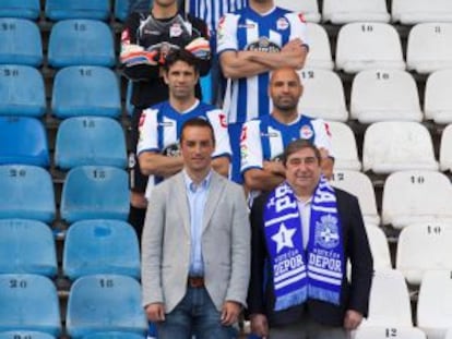 Presidente, t&eacute;cnico, jugadores y aficionados, en el estadio de Riazor.