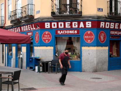 Exterior de la Bodega Rosell, que hace esquina entre calle de las Delicias y calle del General Lacy.