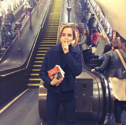 Emma Watson.

La actriz escondió libros en el metro de Londres en 2016 dentro del proyecto Books On The Underground. Mom & Me & Mom es el título de la novela en cuestión, la séptima entrega de la serie de autobiografías de Maya Angelou, que también forma parte de la lista de libros del club feminista Our Shared Shelf, fundado por la intérprete.