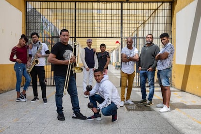 Algunos de integrantes del elenco y la orquesta de 'Lurigancho: el musical' posan con el director, Yashim Bahamonde (derecha, de gris).