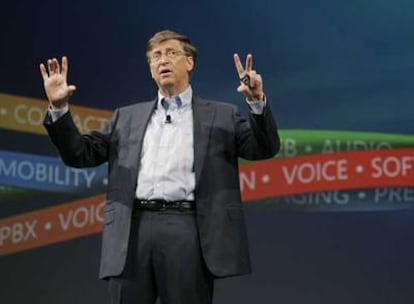 La empresa de Bill Gates, que aparece en la foto en una conferencia que ha dado este año en San Francisco, renuncia a la batalla judicial con la CE.