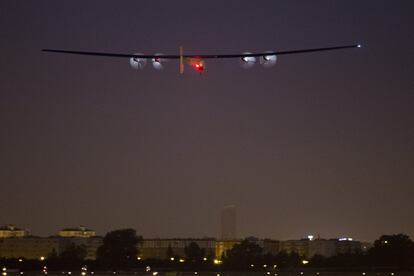 El 'Solar Impulse 2' realiza el despegue desde el aeropuerto de San Pablo, en Sevilla, destino El Cairo.