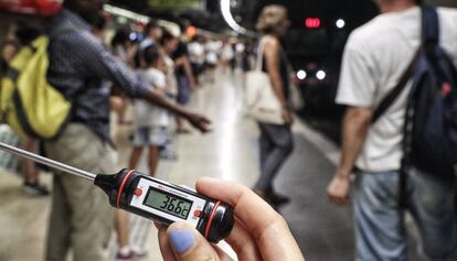 El termómetro marca 36,6 grados pasadas las cuatro de la tarde en la estación de metro de Catalunya.