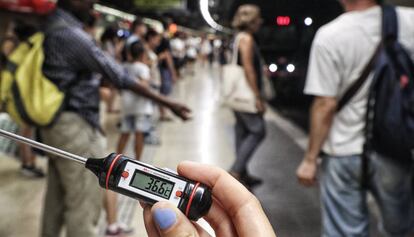 El term&oacute;metro marca 36,6 grados pasadas las cuatro de la tarde en la estaci&oacute;n de metro de Catalunya. 