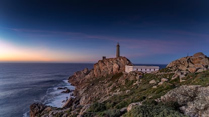 Junto al faro de Cabo Vilán (Camariñas, A Coruña), el faro eléctrico más antiguo de España, se ubican las instalaciones de acuicultura de Stolt Sea Farm. Con aguas del agitado Océano Atlántico, cultivan rodaballo, lenguado y lenguado de pintas.