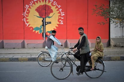 Imagen de una pintada sontra la proliferación de armas llevada a cabo en Kabul por el grupo ArtLords, que había realizado unos 2.000 grafitis en 23 de las 34 provincias del país con reivindicaciones de todo tipo, el 20 de septiembre. Con la llegada de los talibanes muchas de esas obras han sido tapadas.
