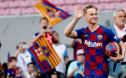 Frenkie de Jong en su presentación en el Camp Nou.