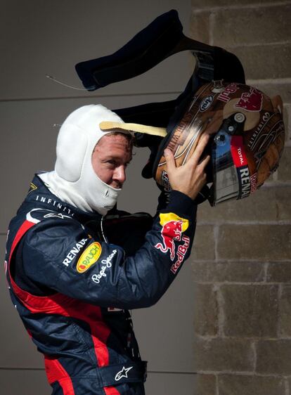 Sebastian Vettel se quita el casco después de la prueba de clasificación.