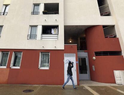 Edificio de apartamentos donde fueron detenidos los sospechosos de querer atentar en Francia, este viernes
