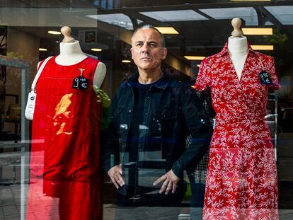 El actor Javier Gutiérrez posa en la tienda de ropa de Cáritas, en Madrid.