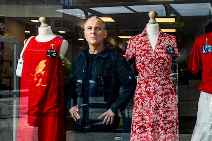 El actor Javier Gutiérrez posa en la tienda de ropa de Cáritas, en Madrid.