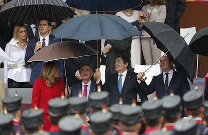 La presidenta de Andalucía Susana Díaz, conversa con el presidente de Cantabria, Miguel Ángel Revilla (c), y el presidente de Asturias y de la gestora del PSOE, Javier Fernández (d), momentos antes del acto central del Día de la Fiesta Nacional.