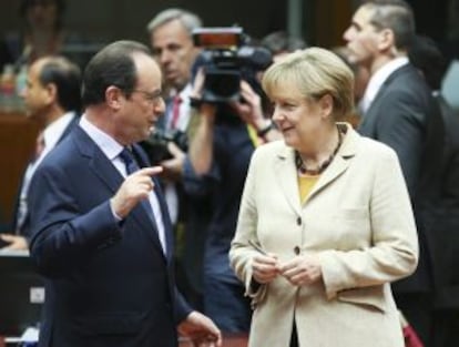 Merkel charla con Hollande, en la &uacute;ltima cumbre de la UE, el pasado 24 de octubre.