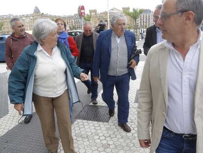 El expresidente de Uruguay, José Mújica, acompañado por candidatos de EH Bildu en San Sebastián.