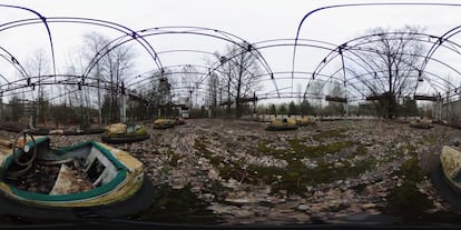 Coches de choque abandonados en un antiguo parque de atracciones en Pripyat (Ucrania), el 9 de abril de 2016.