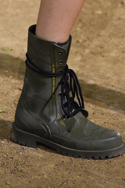 Las botas todoterreno.

Los días de lluvia se antojan el momento perfecto para calzarse estos botines en verde monte de aspecto militar. El logo (Christian Dior París, en amarillo) prometen convertirlas en éxito de ventas.