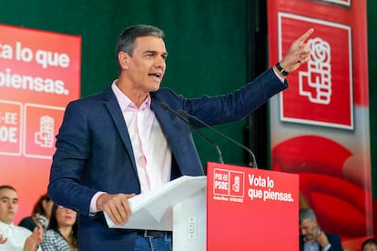 El presidente del Gobierno y líder del PSOE, Pedro Sánchez, en un acto electoral en Vitoria este lunes.