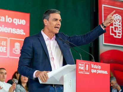 El presidente del Gobierno y líder del PSOE, Pedro Sánchez, en un acto electoral en Vitoria este lunes.