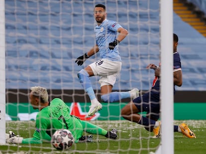 Mahrez marca el primer gol del partido de vuelta de las semifinales de la Champions entre el Manchester City y el PSG este martes en el Etihad.