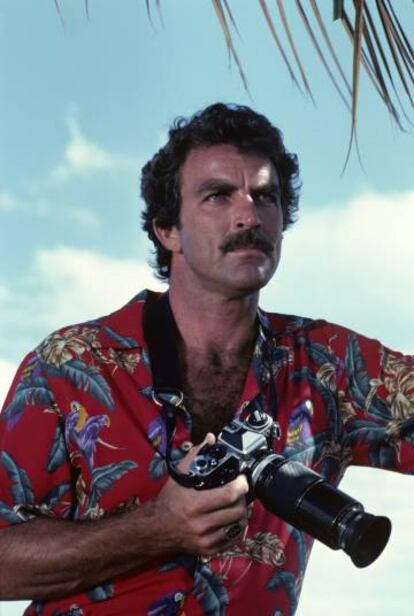 Tom Selleck, con una de sus célebres camisas hawaianas, en 'Magnum P.I.'.