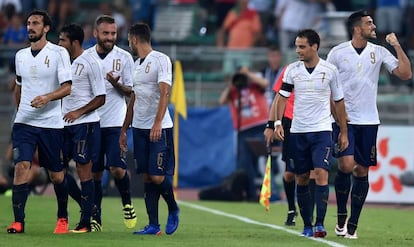 Los jugadores italianos comentan una acción en el amistoso ante Francia