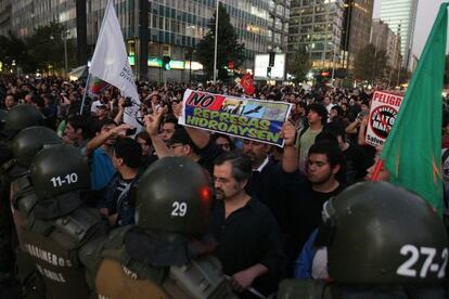 Manifestantes se manifiestan en Santiago contra el proyecto de HidroAysén.