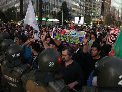 Manifestantes se manifiestan en Santiago contra el proyecto de HidroAys&eacute;n.