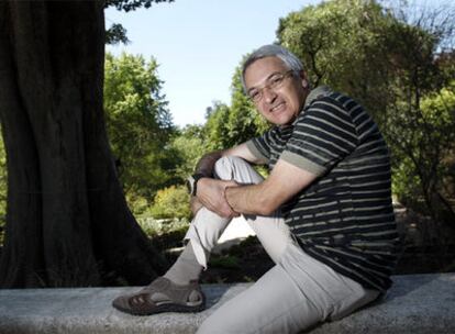 Mariano Sánchez, al pie de un olmo del Cáucaso en el Jardín Botánico.