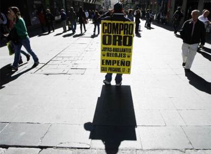 Los hombres anuncio de Madrid -como el de la imagen, tomada en la ciudad el jueves- tienen los días  contados.