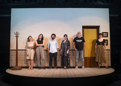 Desde la izquierda, Noemi Rodríguez, Andrea Jiménez, Pablo Remón, Denise Despeyroux, Alfredo Sanzol y Fernanda Orazi, el martes pasado en el teatro María Guerrero.