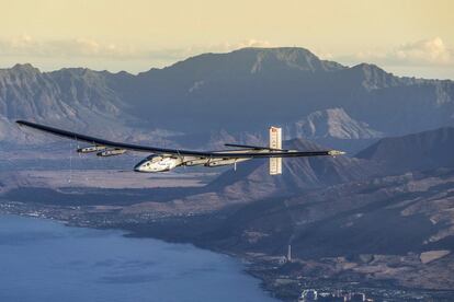 El avión Solar Impulse 2 visto el 27 de marzo durante un vuelo de mantenimiento sobre Hawai, pilotado por el alemán Markus Scherdel.