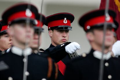 El príncipe Guillermo marcha con otros graduados durante el llamado desfile del Soberano en la Real Academia Militar de Sandhurst, cerca de Camberley (Inglaterra) el viernes 15 de diciembre de 2006. 