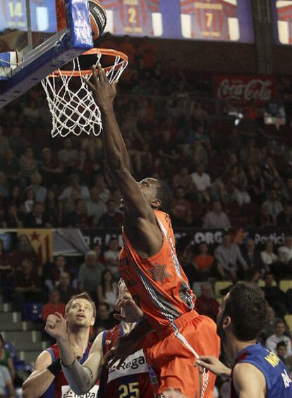 El alero del Pamesa Valencia Florent Pietrus entra a canasta sobre los jugadores del Barcelona.