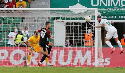 Benedetto remata de cabeza durante el Elche-Sevilla.