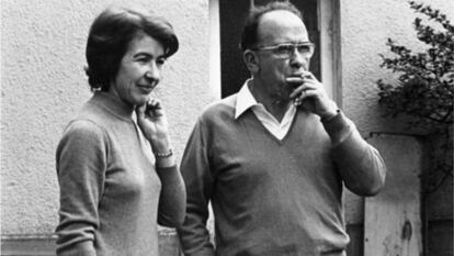 Carmen Menéndez y Santiago Carrillo, en París en 1976.