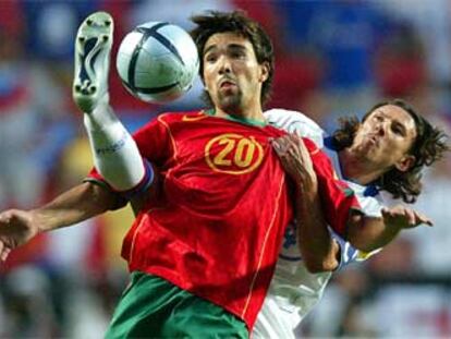 Deco observa cómo Smartin es expeditivo en el momento de despejar la pelota.