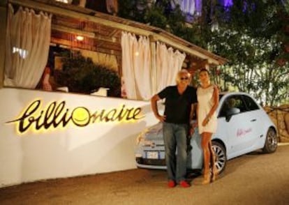 Flavio Briatore y su esposa, Elisabeta Gregoraci, a las puertas del club Billionaire de Porto Cervo, en Cerdeña (Italia).