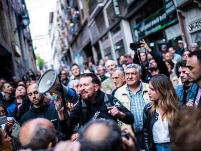 Pablo Iglesias se dirige a militantes y simpatizantes de Podemos el pasado mayo durante un acto de la campaña del 28-M en Madrid.

Mitin de podemos en espacio rastro.
Pablo iglesias, alejandra jacinto, Carolina cordero y Roberto Sotomayor  / INMA FLORES