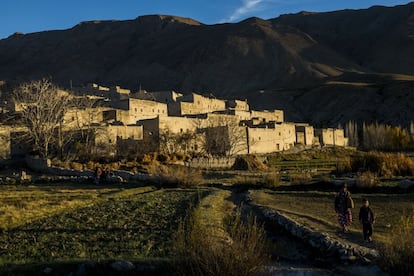 Ait Yakoub está situado entre las montañas del Alto Atlas, en Marruecos. Está comunicado con otras poblaciones por pistas de tierra. La ciudad más cercana es Er-Rich, a una hora por carretera.