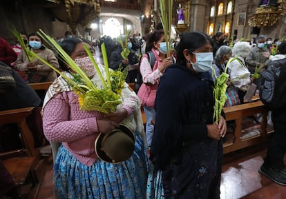 Para prevenir contagios, los asistentes a la celebración del Domingo de Ramos en La Paz, Bolivia, acataron las indicaciones de las autoridades. El país sudamericano mantiene la oblagatoriedad de llevar mascarilla en espacios abiertos y cerrados.