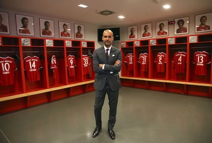 Guardiola, en el vestuario del equipo bávaro durante su presentación.