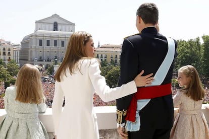 La reina Letizia agarra a Felipe VI en el balcón del Palacio Real (EFE/Javier Lizón)