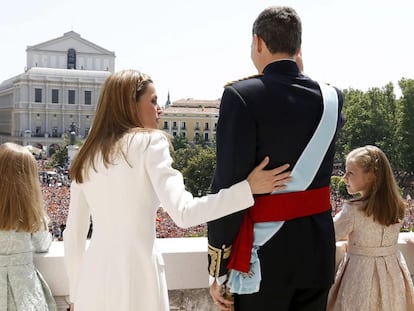 La reina Letizia agarra a Felipe VI en el balcón del Palacio Real (EFE/Javier Lizón)